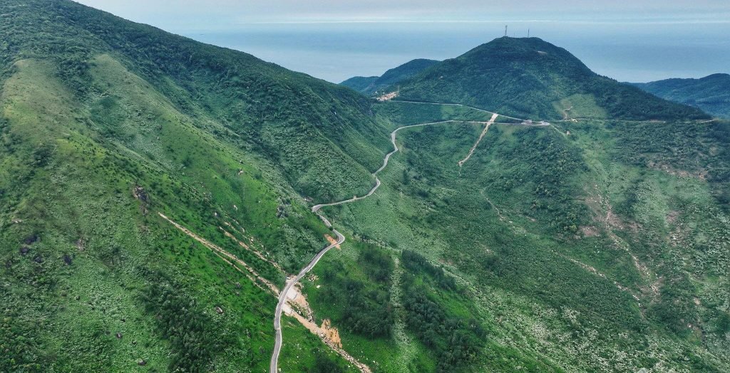 Hai-Van-pass-cycling-tour-Panoramic-view-of-Hai-Van-Pass
