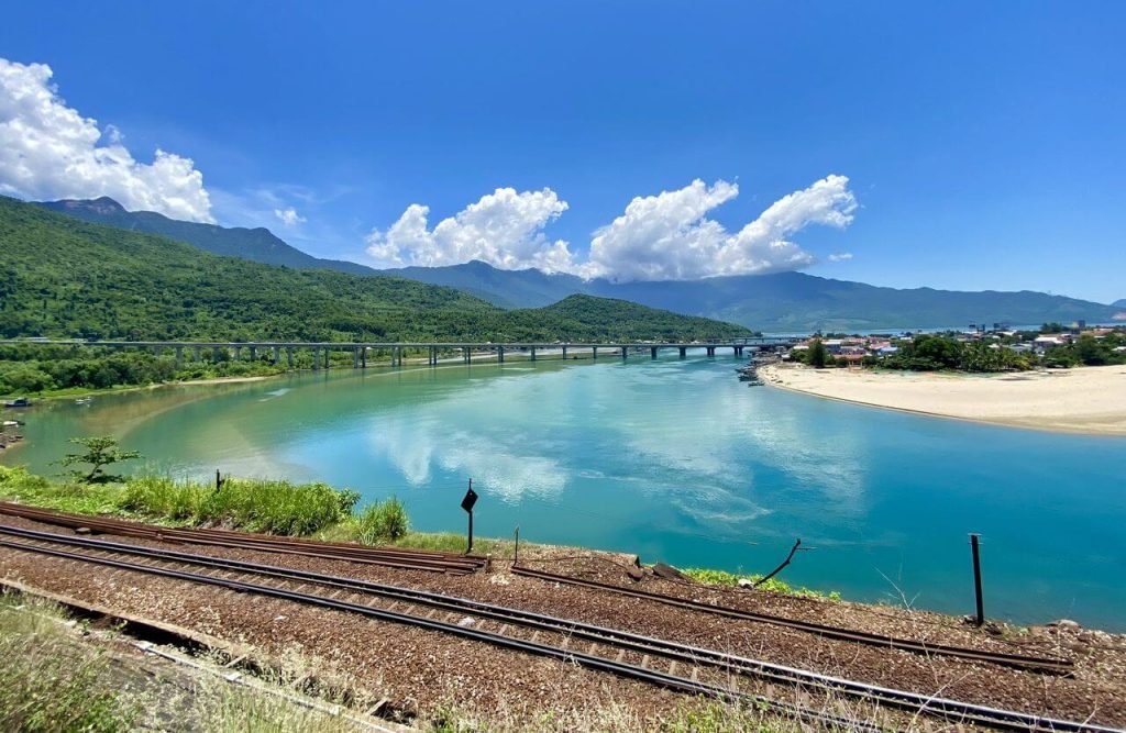 Hai-Van-pass-cycling-tour-Scenery-of-Hai-Van-Pass-facing-Lang-Co
