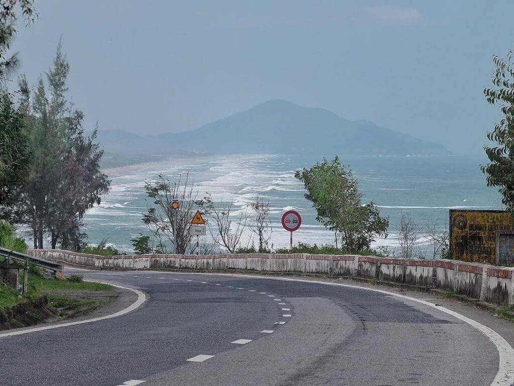 Hai-Van-pass-bike-tour-Stunning-mountain-road-by-the-coast
