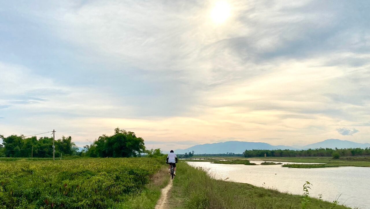 Hoi-An-Countryside-Bike-Tour-beatutiful-trail-along-the-river